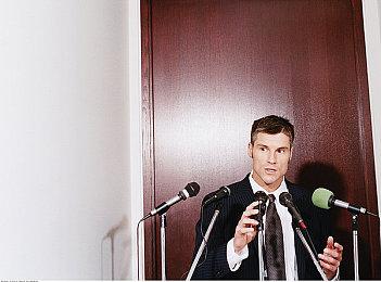 操作小狗引导失心人类《人性》5月16日发售